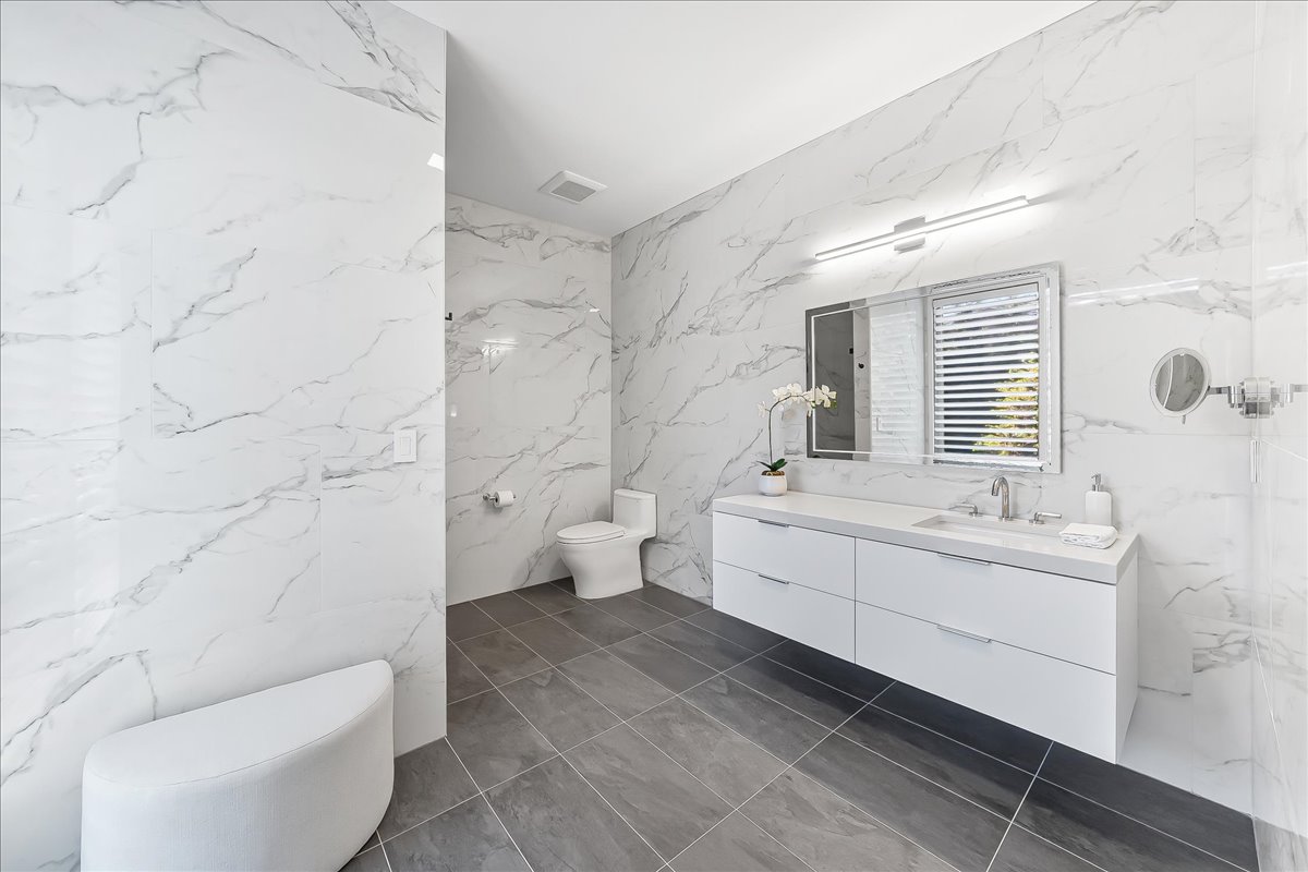 427 East Lancaster Avenue Wayne, PA 19087 - Photo 24 of 35 a bathroom with a toilet a sink and bathtub