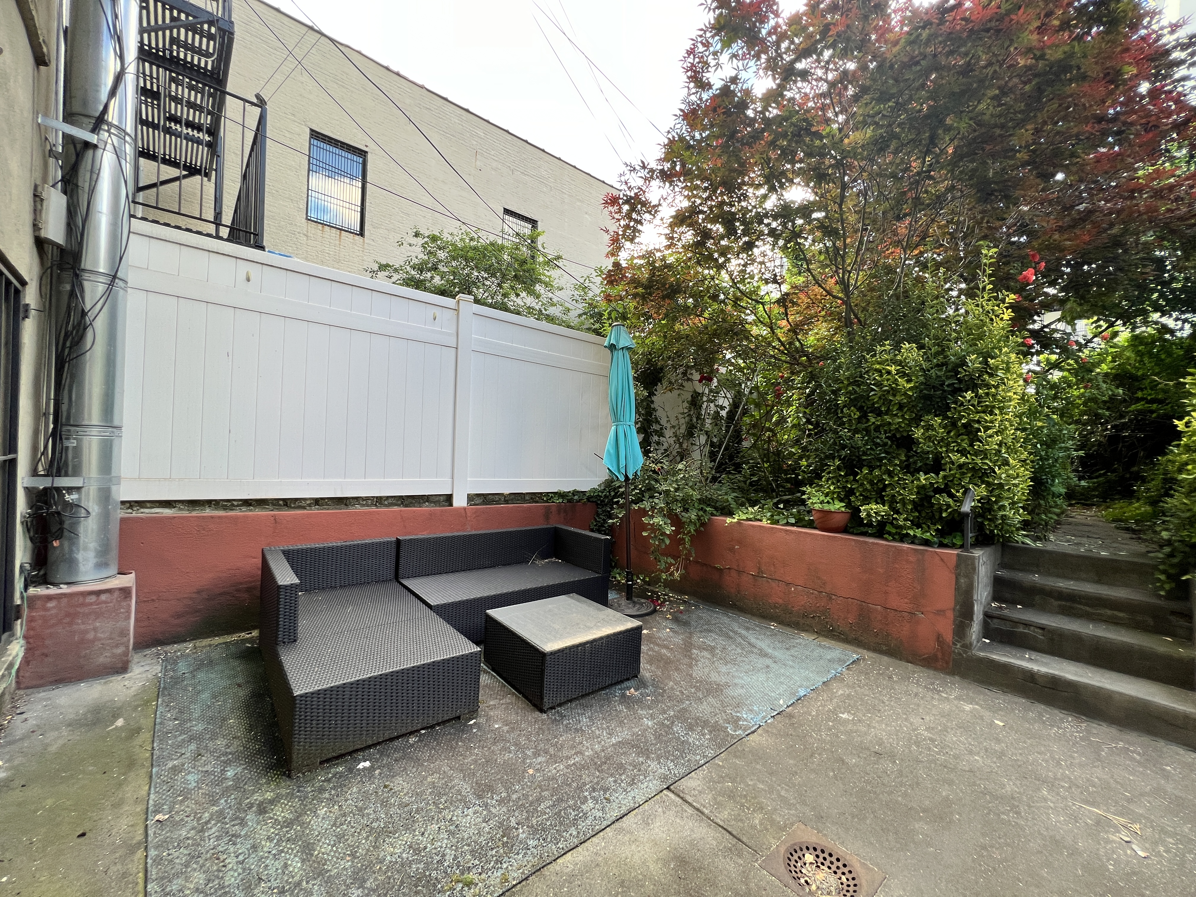 75 Warren Street, Unit 1 Brooklyn, NY 11201 - Photo 13 of 14 a backyard of a house with outdoor seating