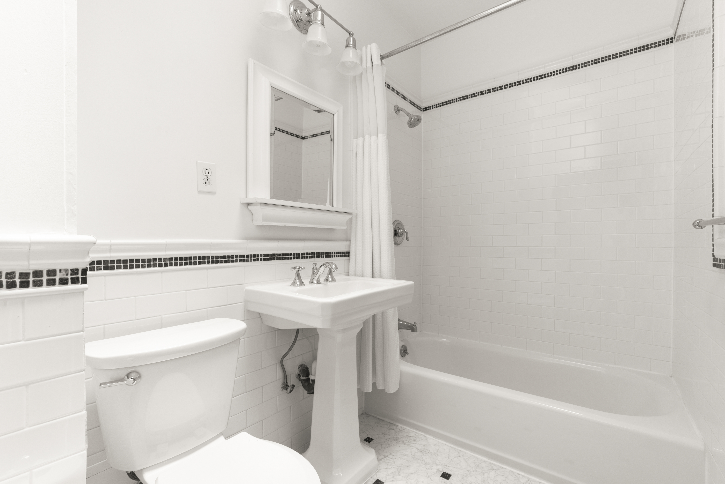 60 Hicks Street Brooklyn, NY 11201 - Photo 15 of 22 a bathroom with a sink a toilet and a bathtub