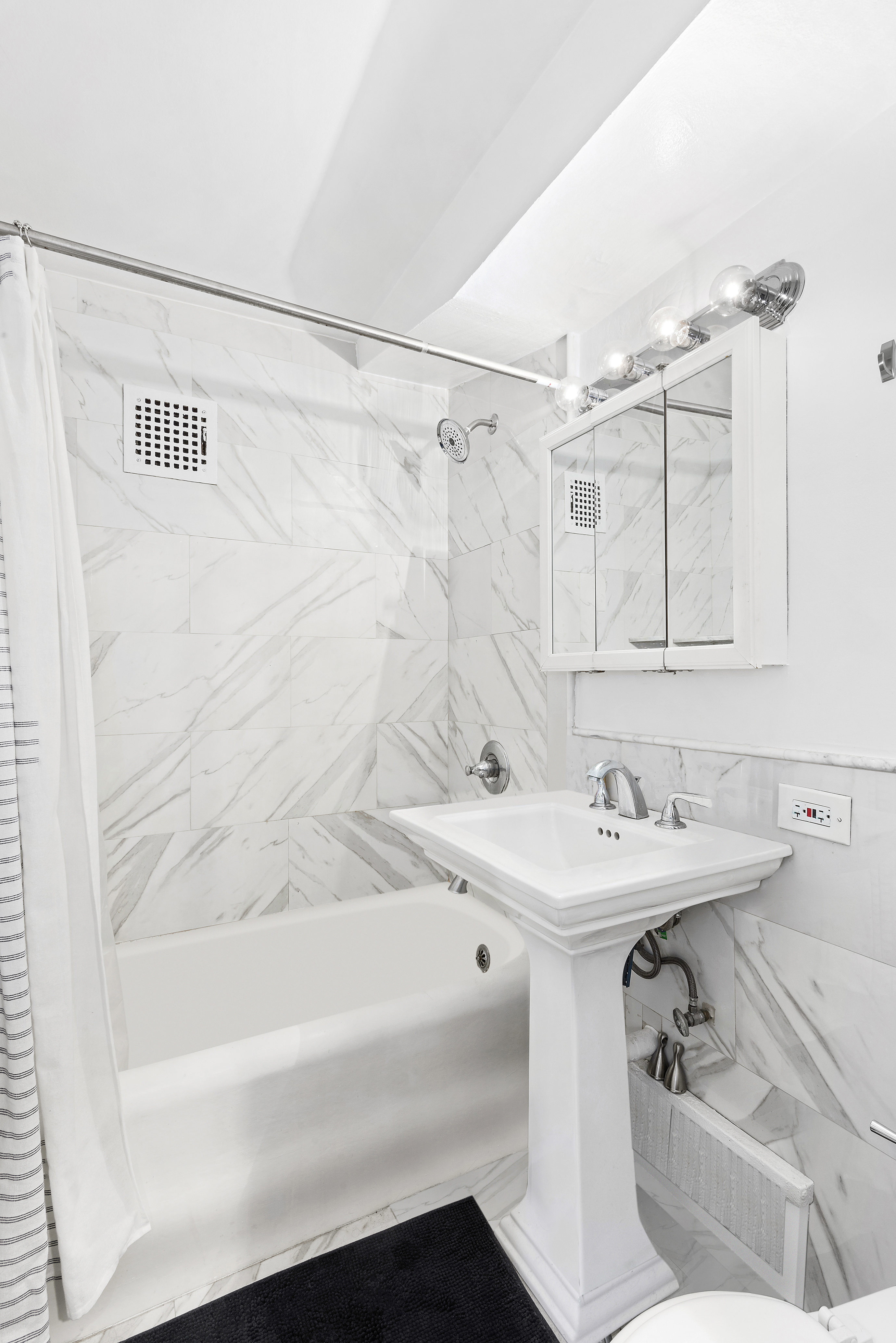 5 Tudor City Place, Unit 1518 Manhattan, NY 10017 - Photo 3 of 9