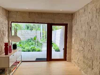 a view of entryway with garden