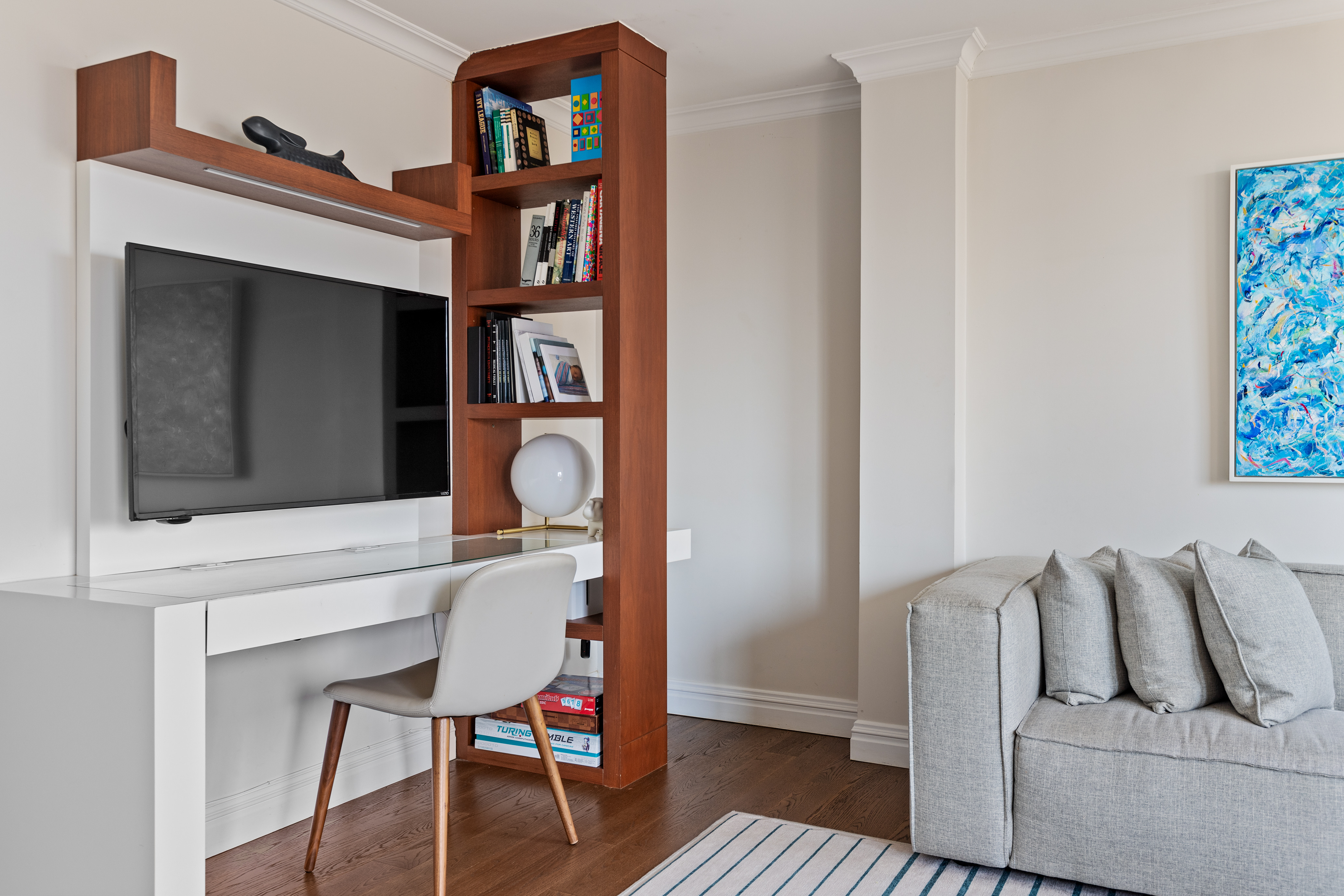 575 Main Street, Unit 1312 Manhattan, NY 10044 - Photo 3 of 25 a living room with furniture and a wooden floor