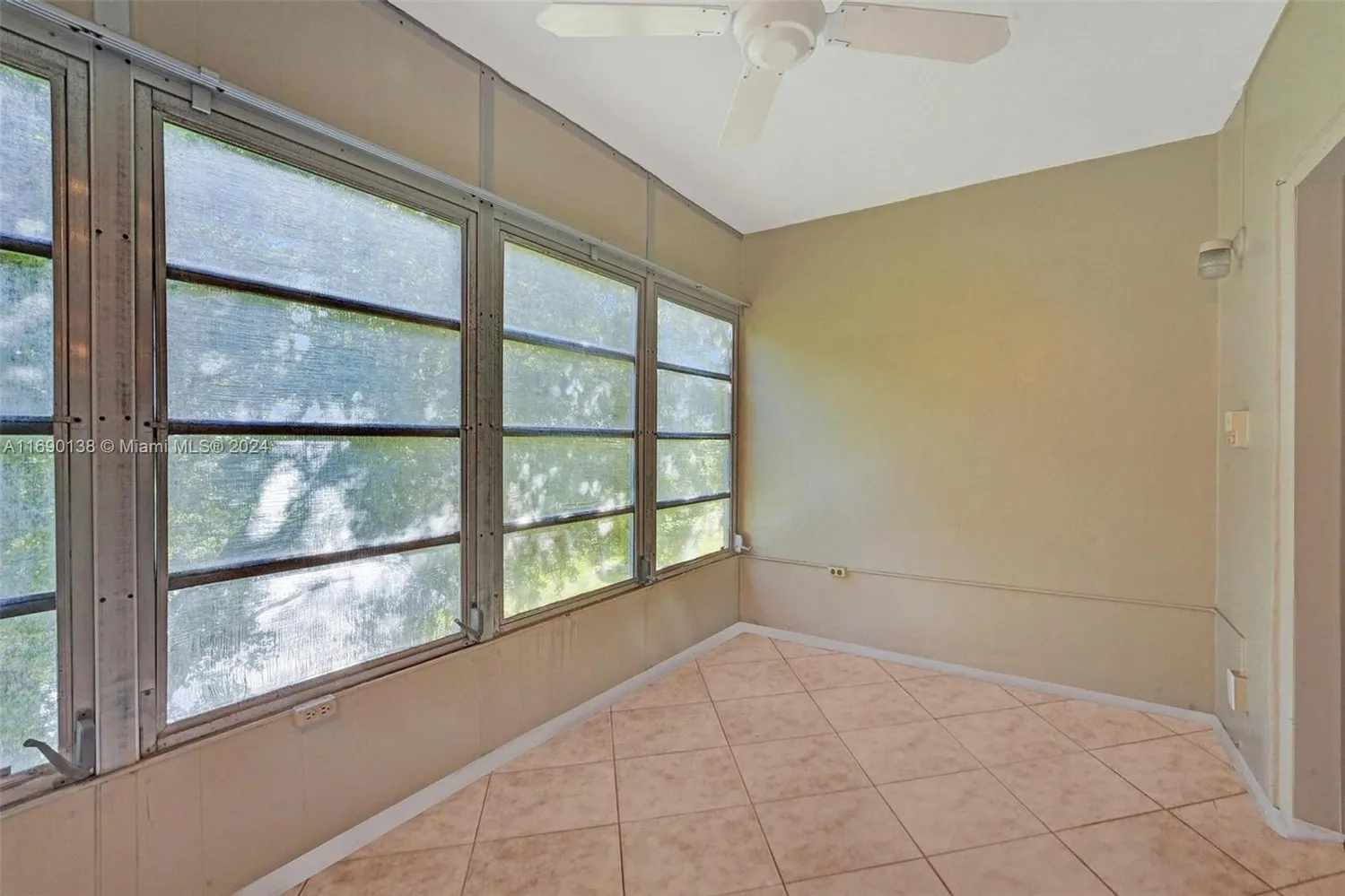 $1,375 | 1030 Country Club Drive, Unit 405, Margate, FL 33063