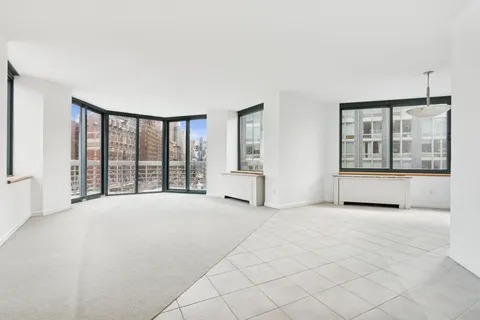 $3,195,000 | 201 West 72nd Street, Unit 8A | Upper West Side