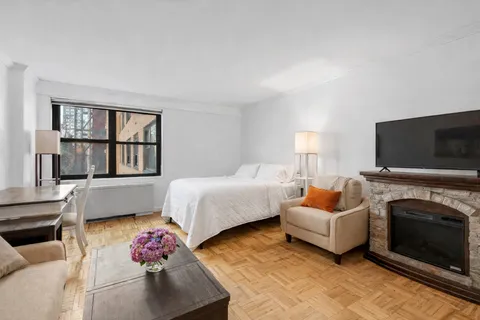 $520,000 | 301 East 69th Street, Unit 3N | Lenox Hill