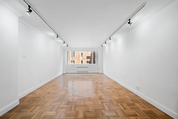 $735,000 | 333 East 69th Street, Unit 3A | Lenox Hill
