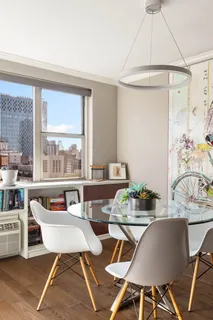 $835,000 | 233 East 70th Street, Unit 17T | Lenox Hill