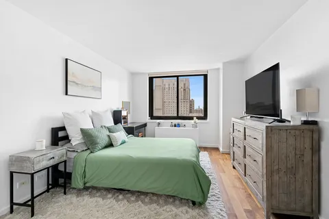 $1,650,000 | 515 East 72nd Street, Unit 23G | Lenox Hill