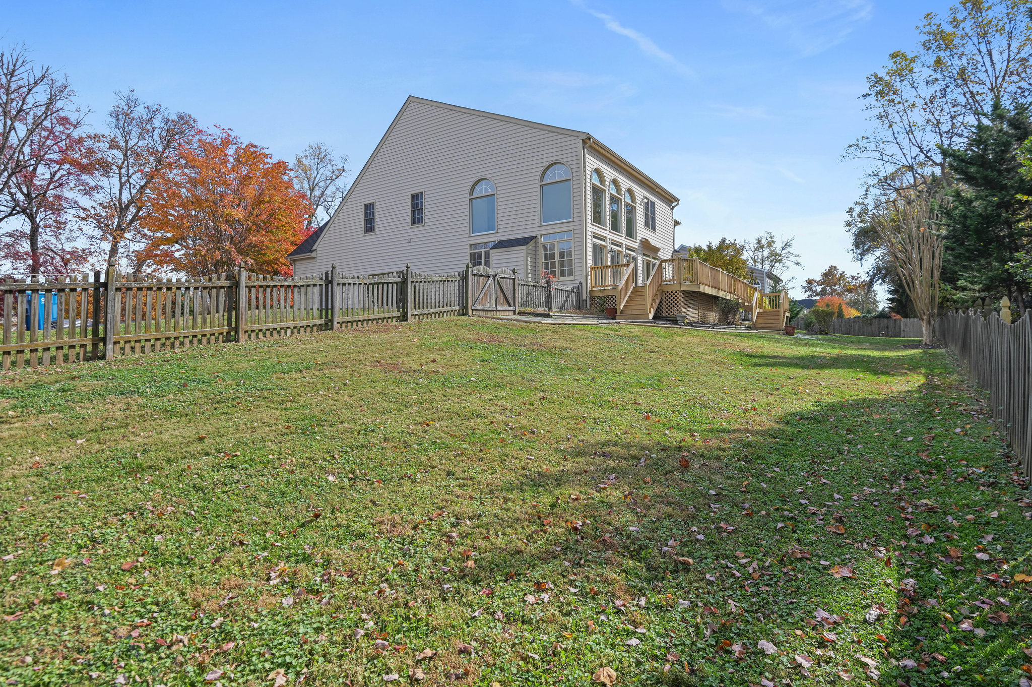 2628 Five Oaks Road Vienna, VA 22181 - Photo 38 of 40 a house view with garden space