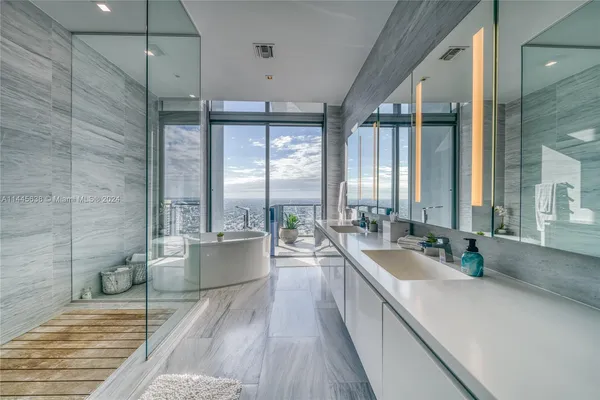 $5,799,900 | 88 Southwest 7th Street, Unit PH4303, Miami, FL 33130