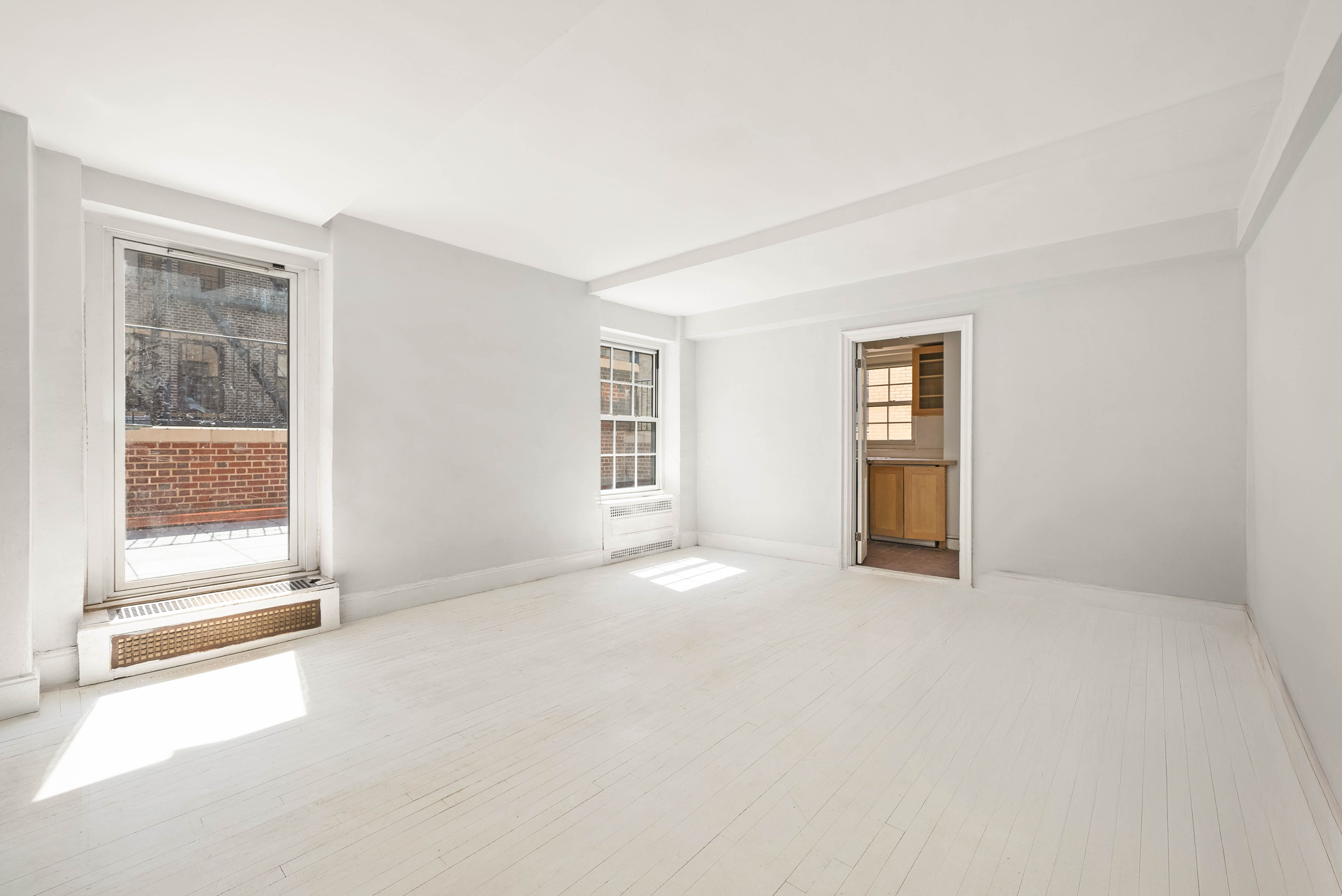 12 East 88th Street, Unit PH11/12B Manhattan, NY 10128 - Photo 7 of 22 an empty room with windows