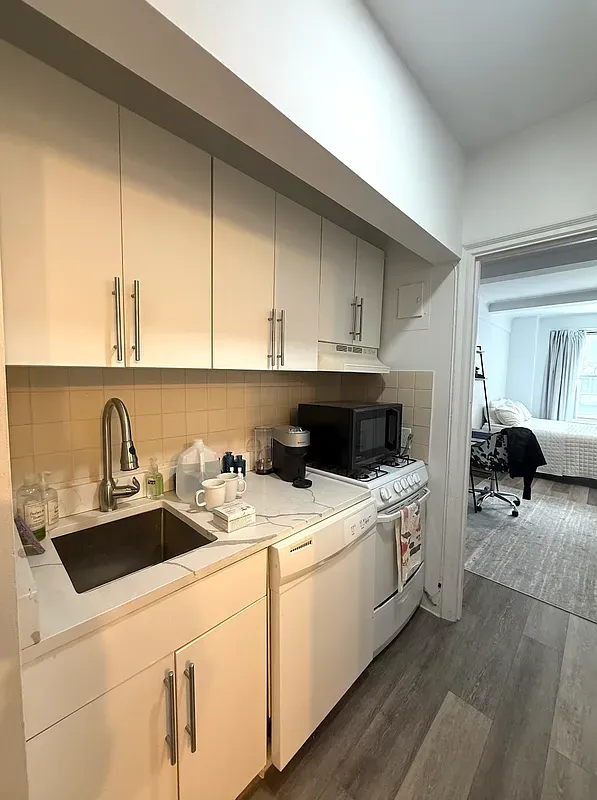 $2,800 | 433 West 34th Street, Unit 2D | Hudson Yards
