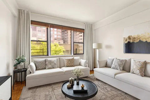 $749,000 | 240 East 46th Street, Unit 7G | Midtown East
