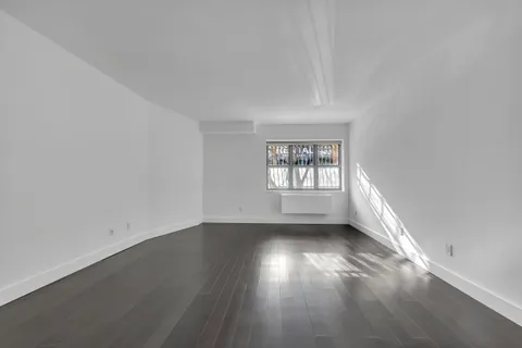 $925,000 | 516 West 47th Street, Unit S1B | Hell's Kitchen