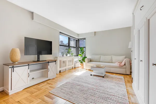 $3,900 | 240 East 76th Street, Unit 9A | Lenox Hill