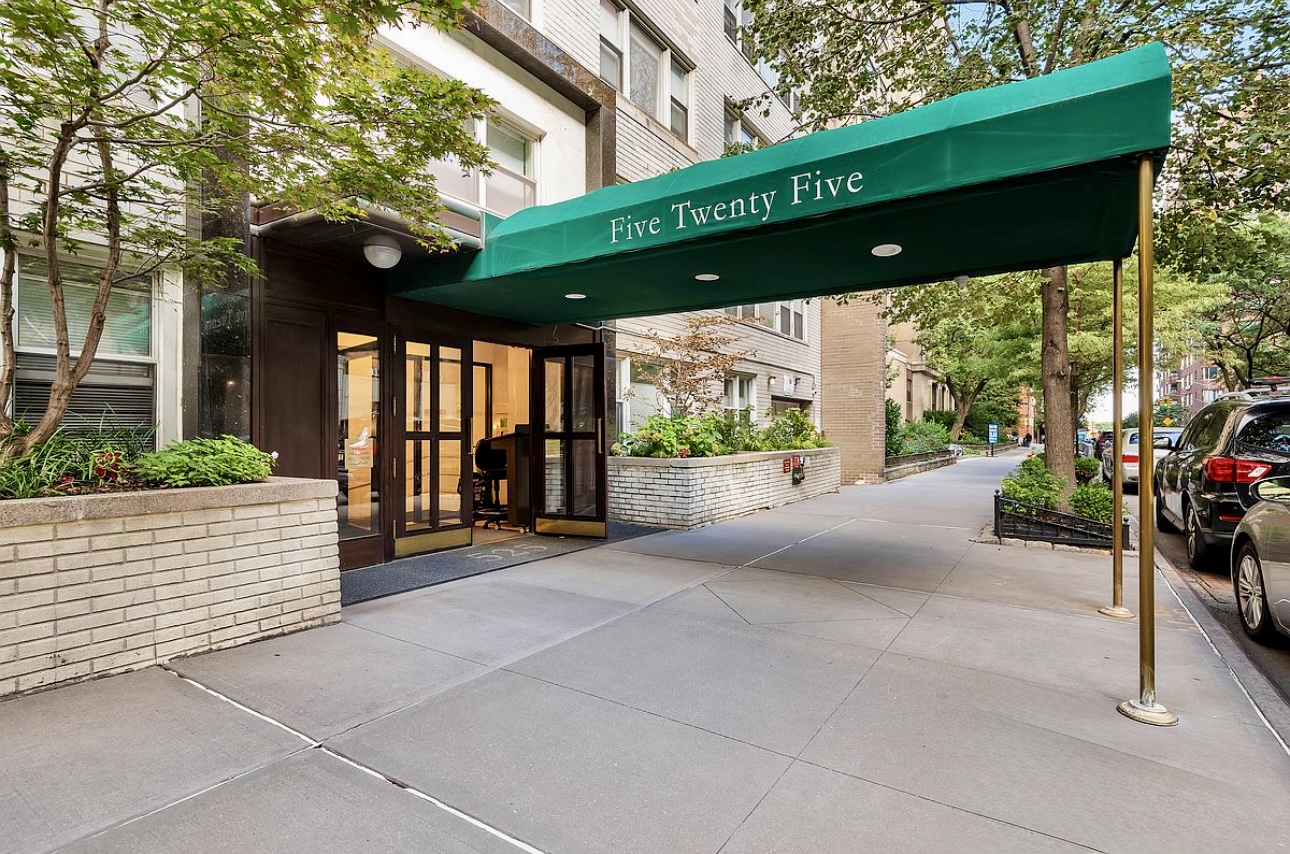 525 East 82nd Street, Unit 12E Manhattan, NY 10028 - Photo 26 of 29 a view of a patio with a table and chairs and potted plants