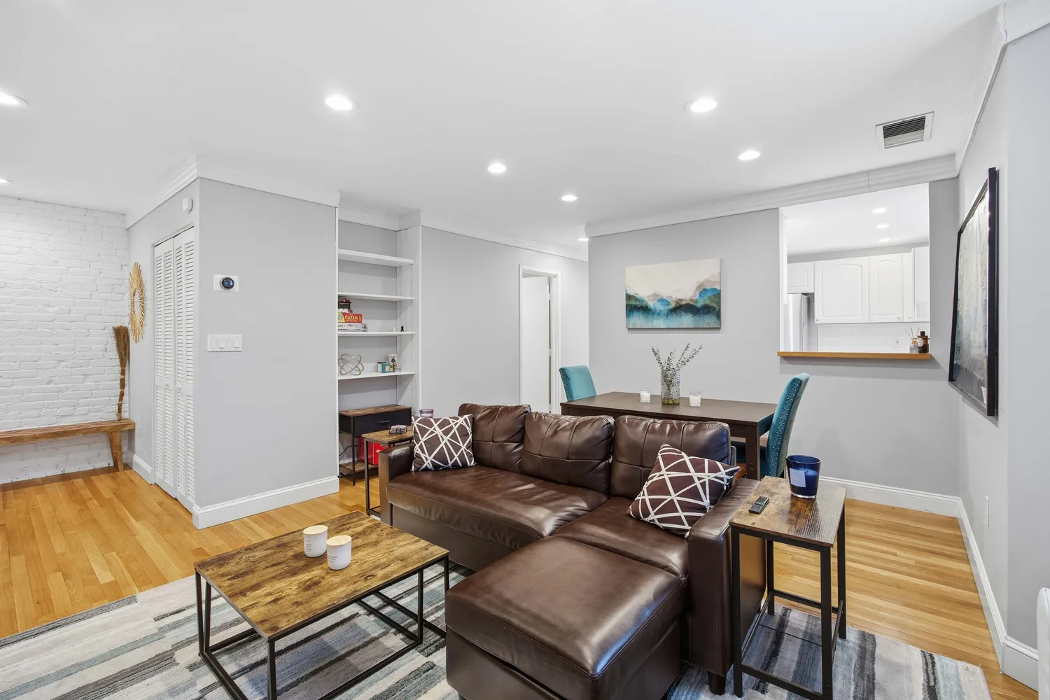 $925,000 | 96 Gainsborough Street, Unit 205W, Boston, MA 02115