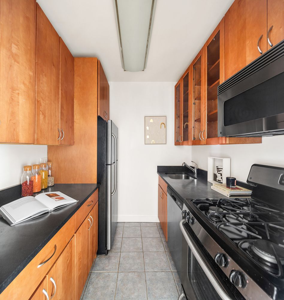 $900,000 | 159 West 53rd Street, Unit 31F | Theater District