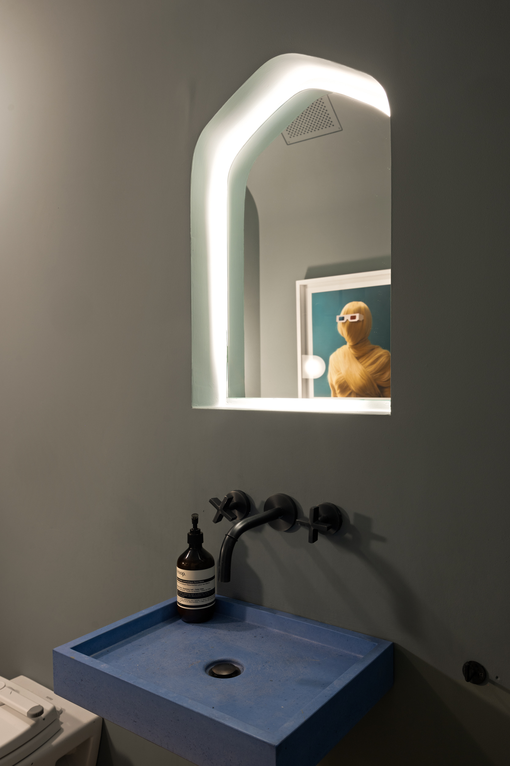 110 Duane Street, Unit PH3S Manhattan, NY 10007 - Photo 21 of 23 a room with a table and mirror