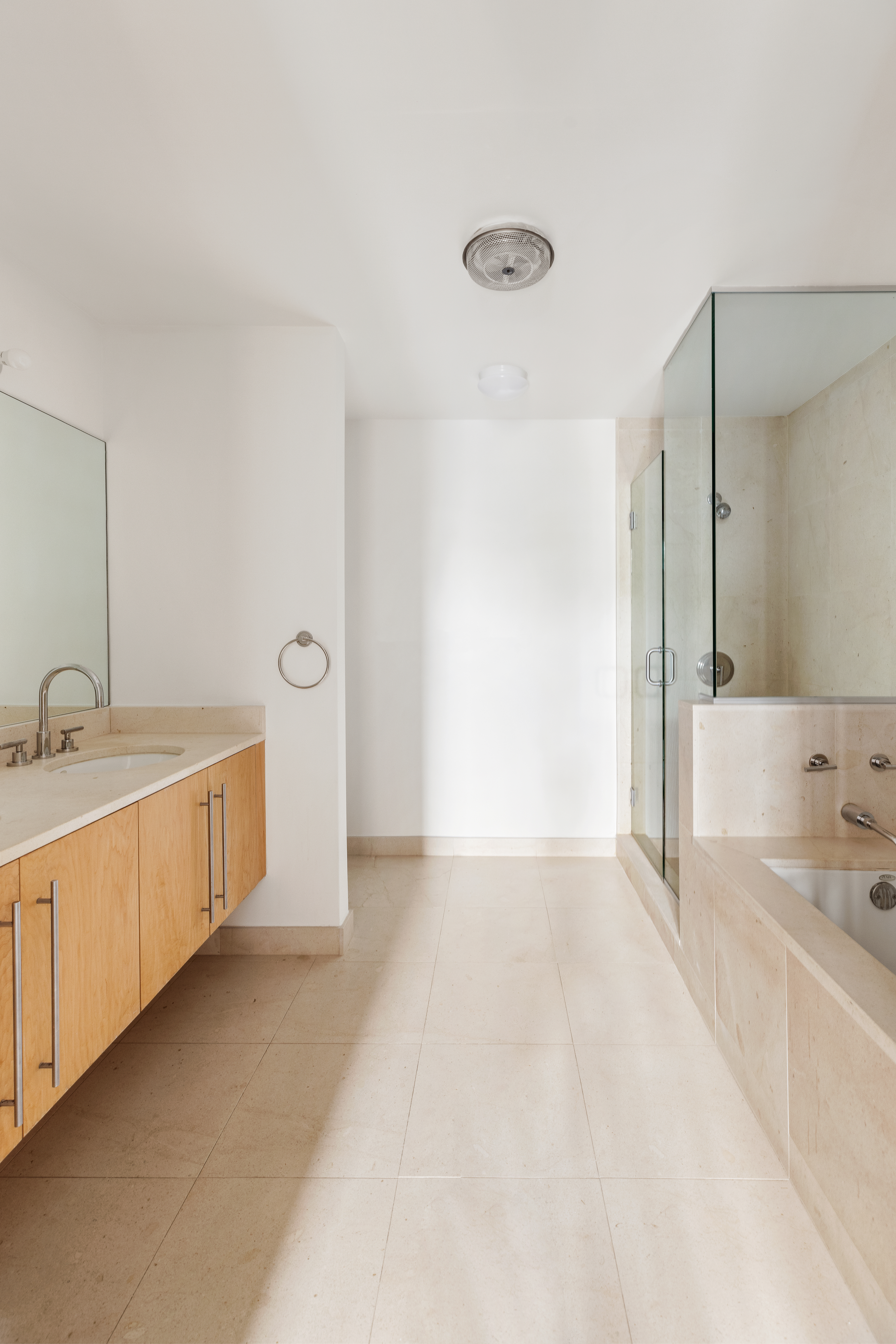 401 Hicks Street, Unit A3A Brooklyn, NY 11201 - Photo 14 of 22 a spacious bathroom with a bathtub sink and mirror
