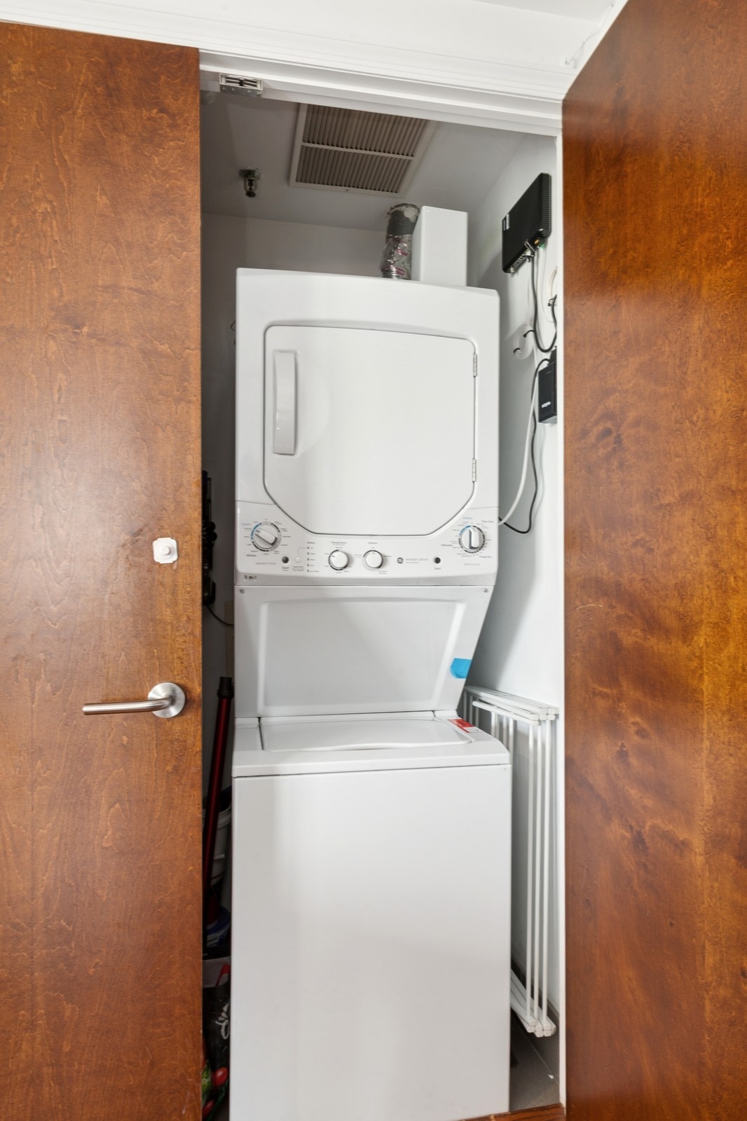 154 Skillman Avenue, Unit 5A Brooklyn, NY 11211 - Photo 10 of 11 a utility room with dryer and washer
