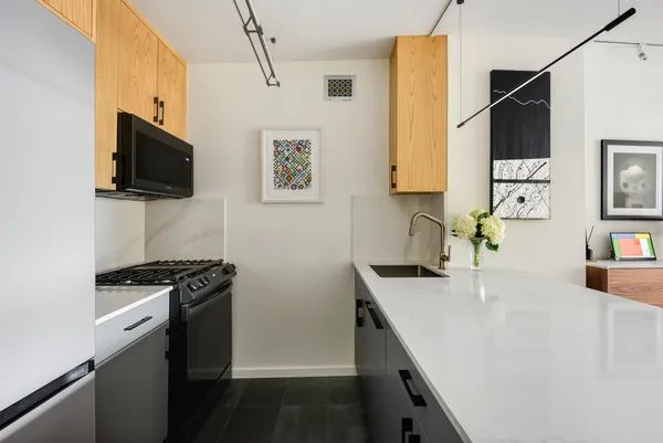 $1,295,000 | 30 West 63rd Street, Unit 11V | Upper West Side