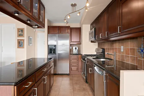 $950,000 | 140-142 West End Avenue, Unit 30M | Upper West Side