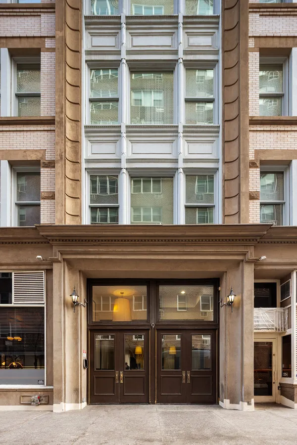 $899,000 | 9 Barrow Street, Unit 6D | West Village