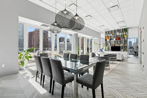 $728,000 | 301 East 61st Street, Unit 2C | Lenox Hill