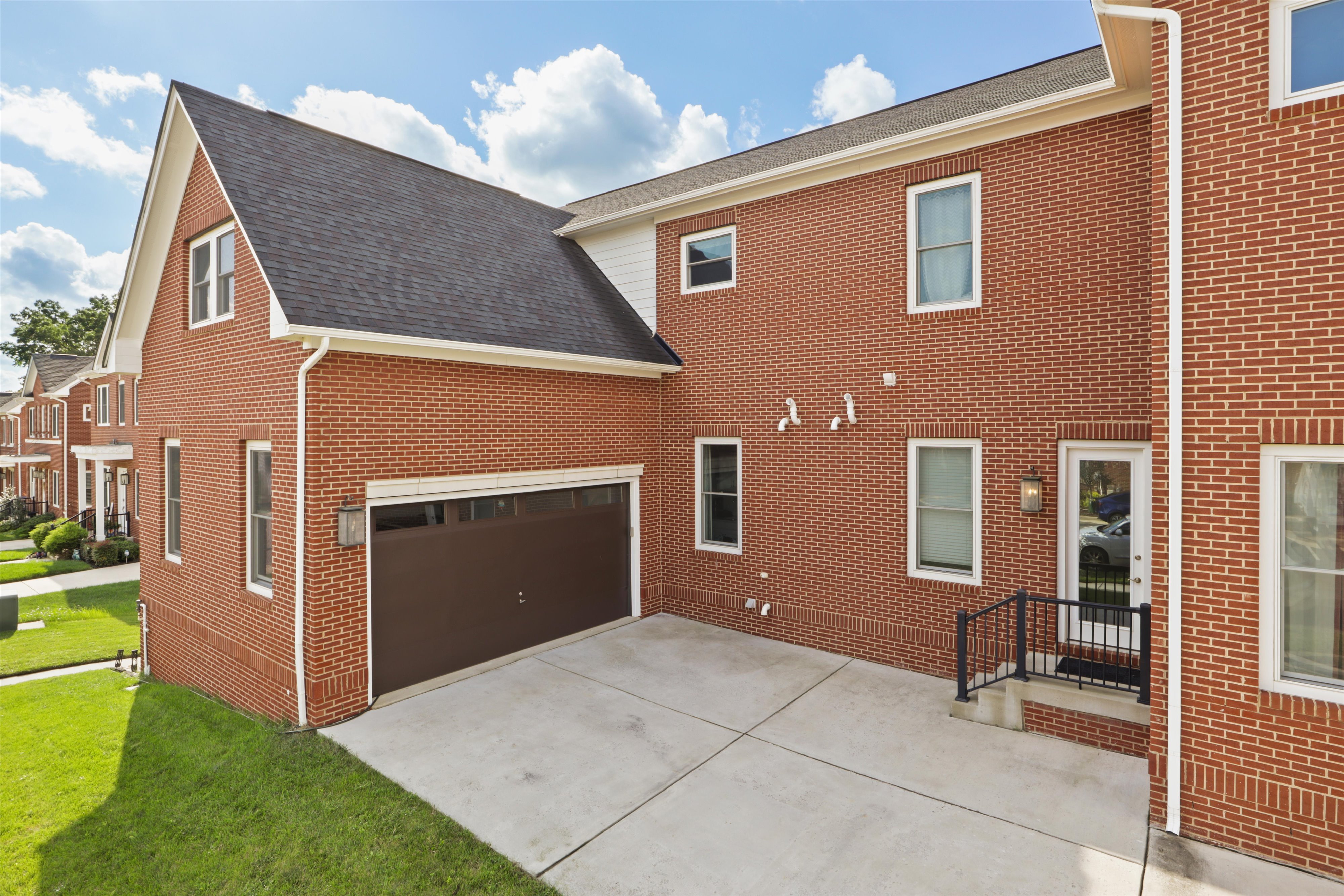 9101 Power House Road Lorton, VA 22079 - Photo 4 of 75 a view of backyard with a stove and a refrigerator