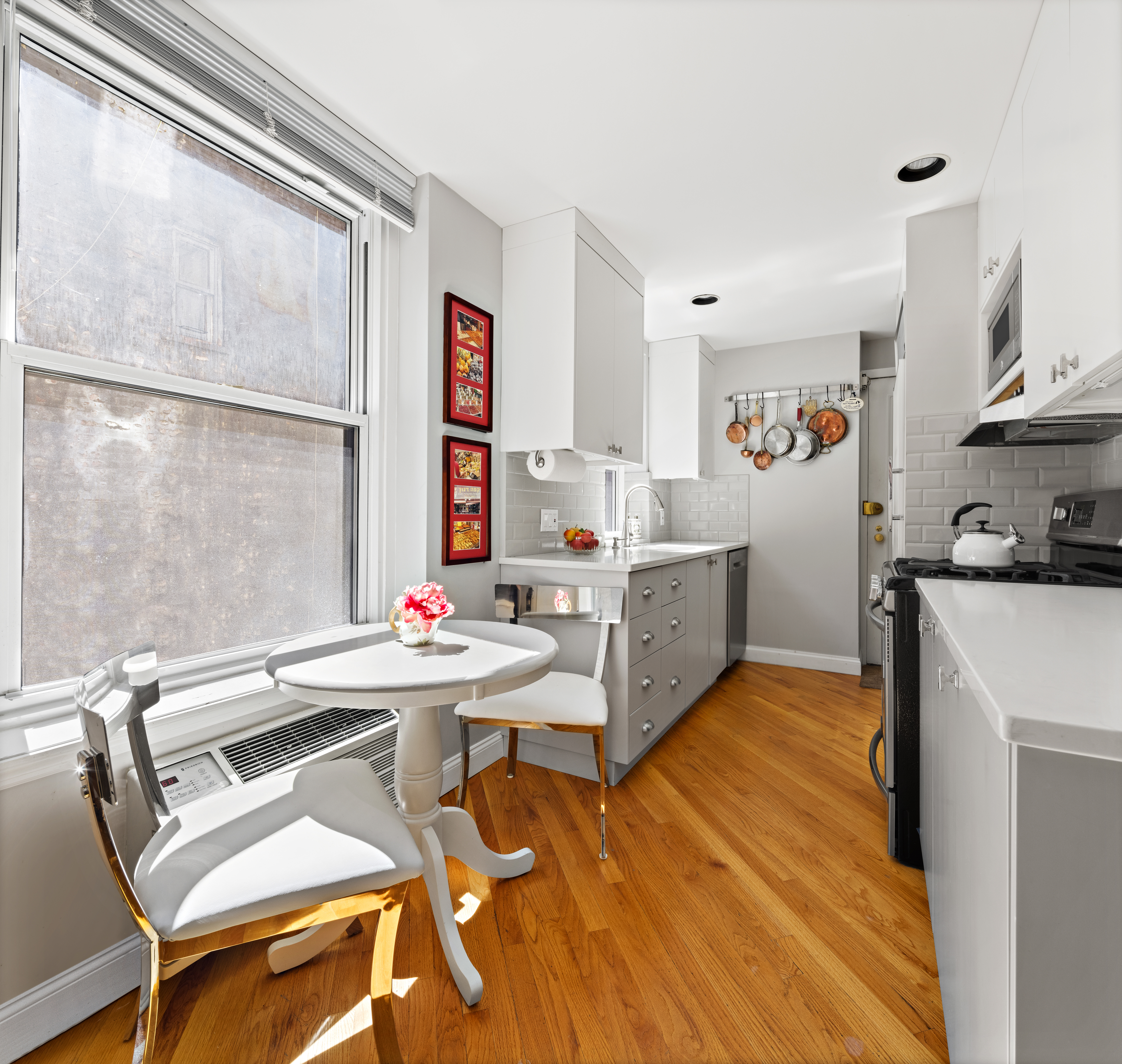 30 Beekman Place, Unit 5D Manhattan, NY 10022 - Photo 4 of 13