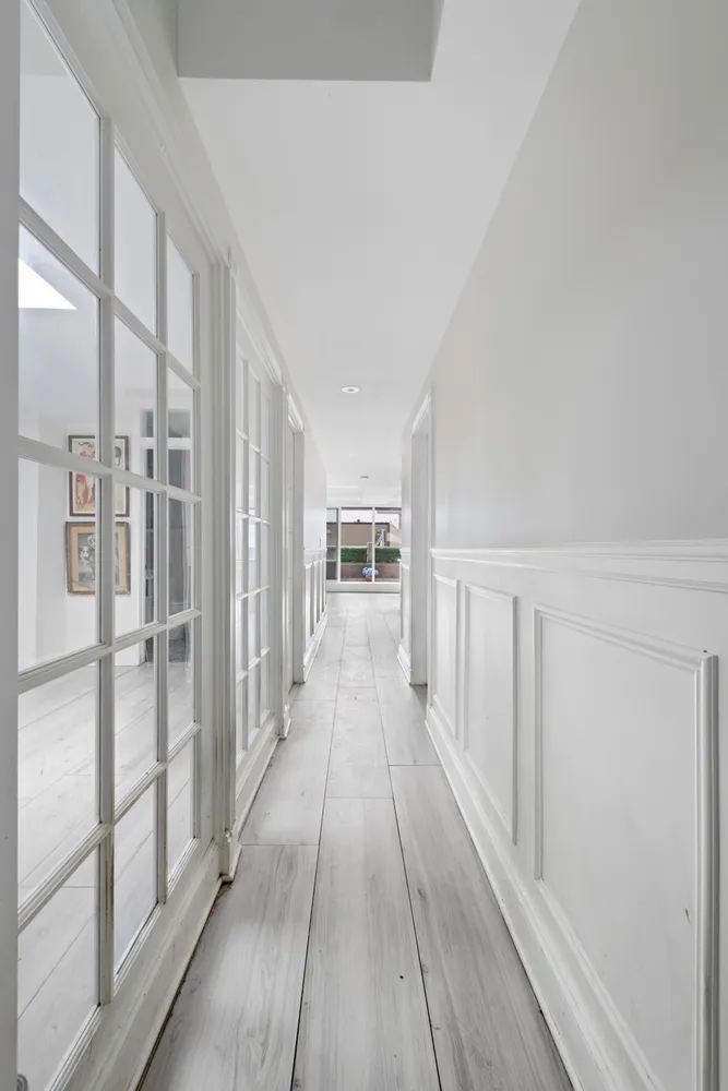 a black and white photo of a living room