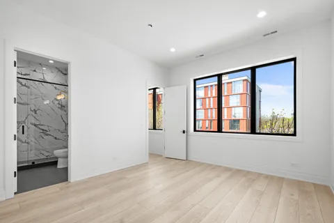 $8,000 | 1327 West Taylor Street, Unit 4, Chicago, IL 60607