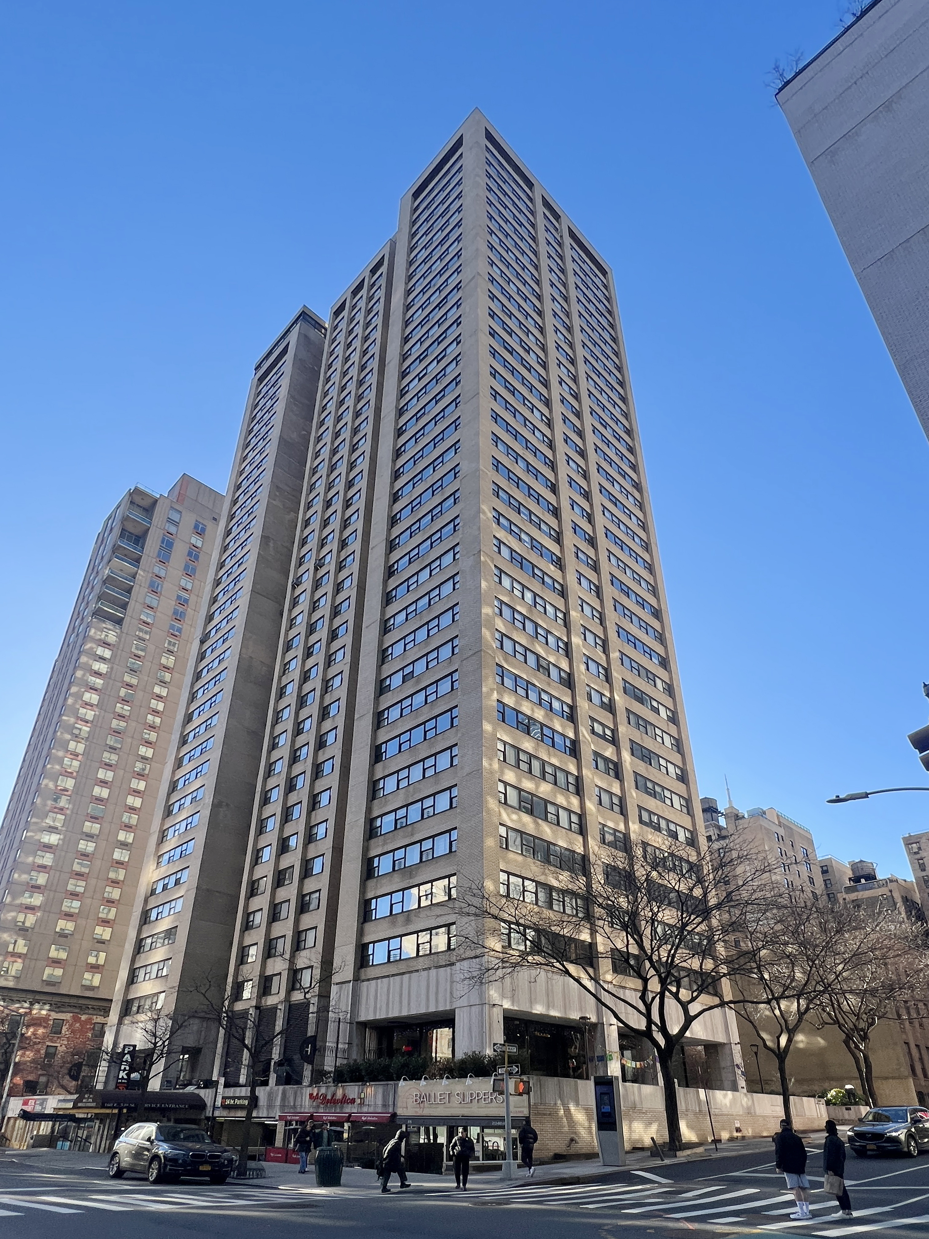 160 East 38th Street, Unit 32A Manhattan, NY 10016 - Photo 21 of 22 a front view of a building