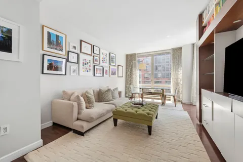 $1,150,000 | 225 East 34th Street, Unit 11H | Murray Hill