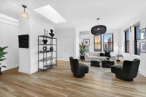 $1,695,000 | 55 West 95th Street, Unit PHE | Upper West Side