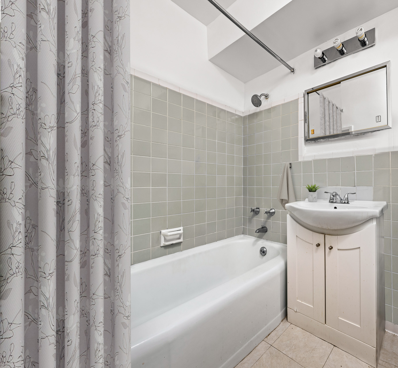 175 Willoughby Street, Unit 14N Brooklyn, NY 11201 - Photo 9 of 18 a bathroom with a bathtub and a sink