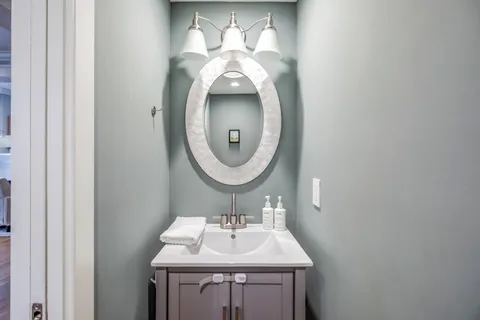 $1,300,000 | 935 15th Street Southeast, Washington, DC 20003