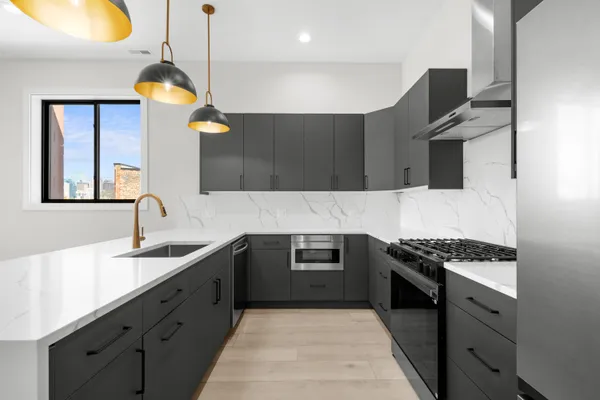 $8,000 | 1327 West Taylor Street, Unit 4, Chicago, IL 60607