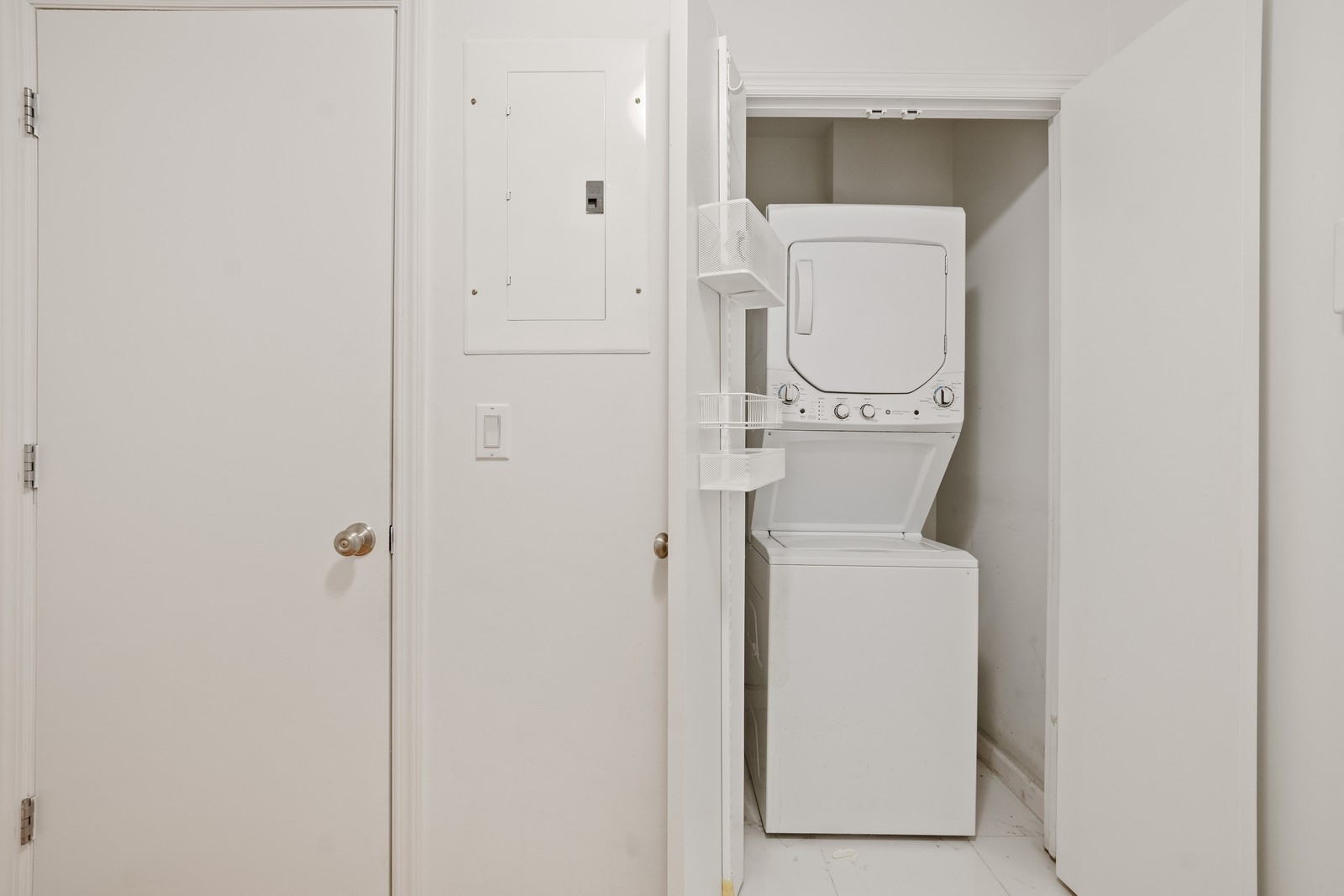 189 Avenue C, Unit 6A Manhattan, NY 10009 - Photo 6 of 10 a utility room with dryer and washer