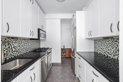 $700,000 | 415 East 52nd Street, Unit 9AA | Midtown East