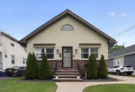 $425,000 | 35 Manor Avenue, Oaklyn, NJ 08107