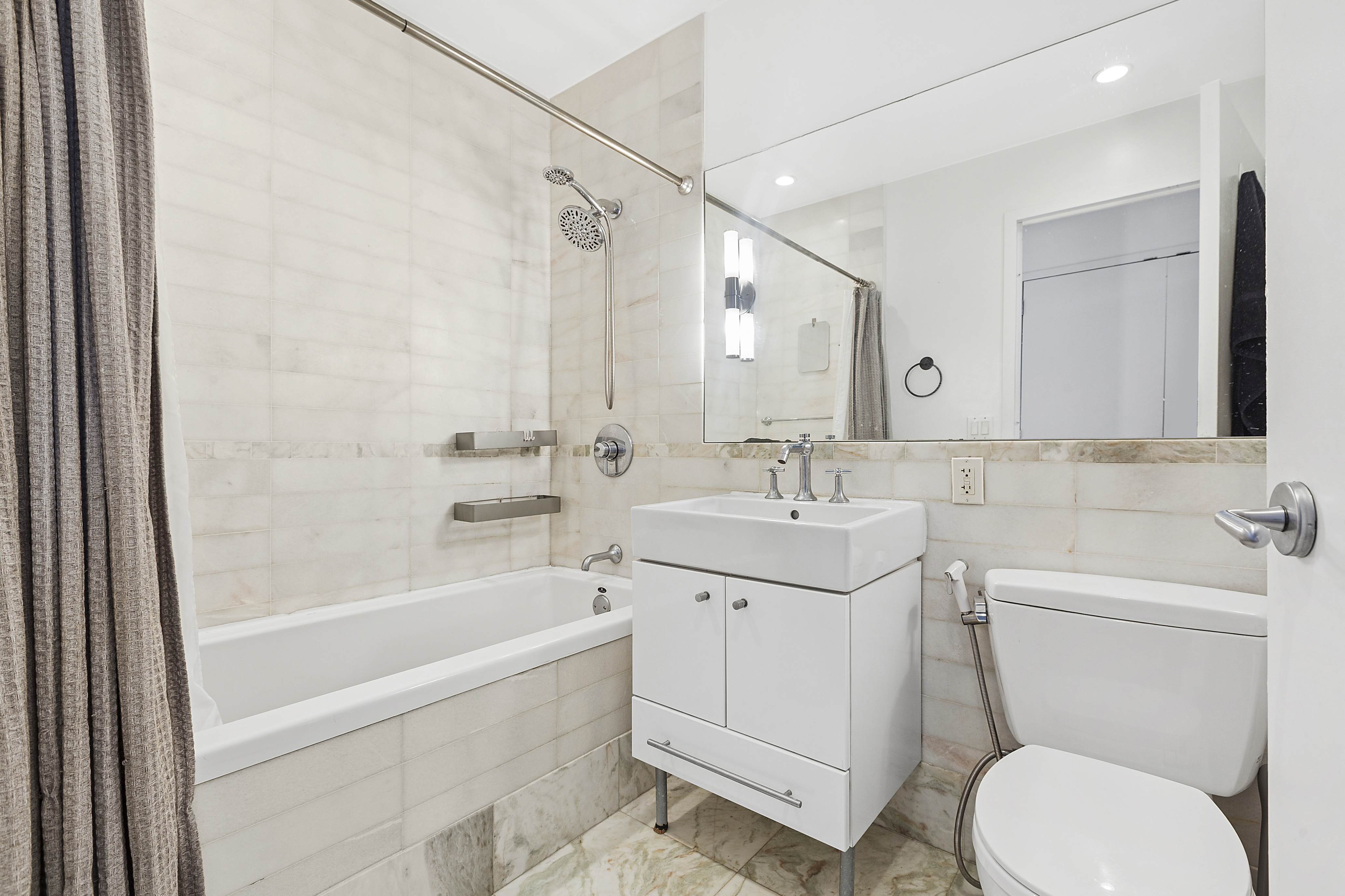 635 West 42nd Street, Unit 23A Manhattan, NY 10036 - Photo 3 of 11