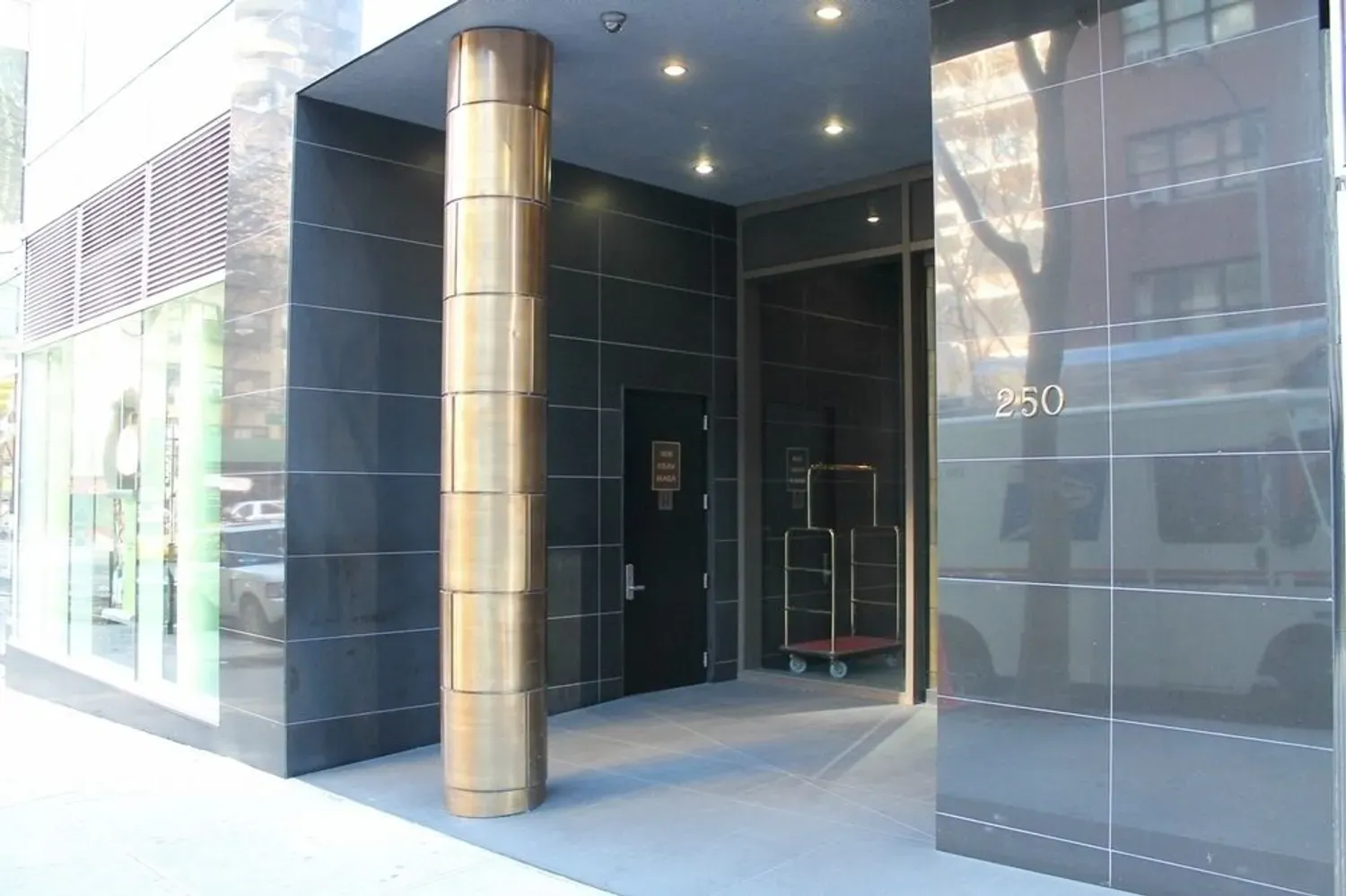 $8,200 | 250 East 49th Street, Unit 8C | Midtown East