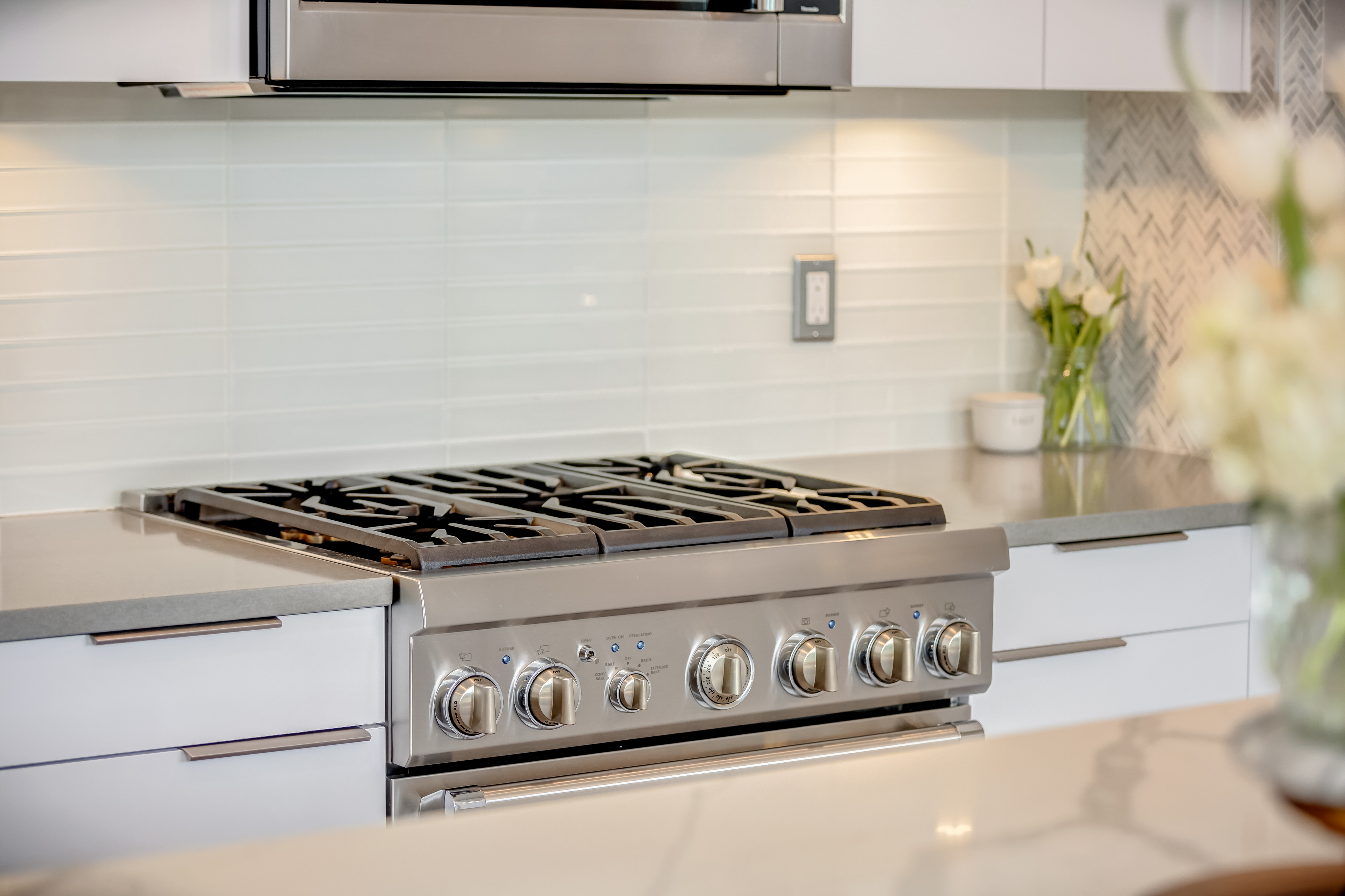 45 Sutton Square Southwest, Unit PH10 Washington, DC 20024 - Photo 20 of 44 a close up of a stove
