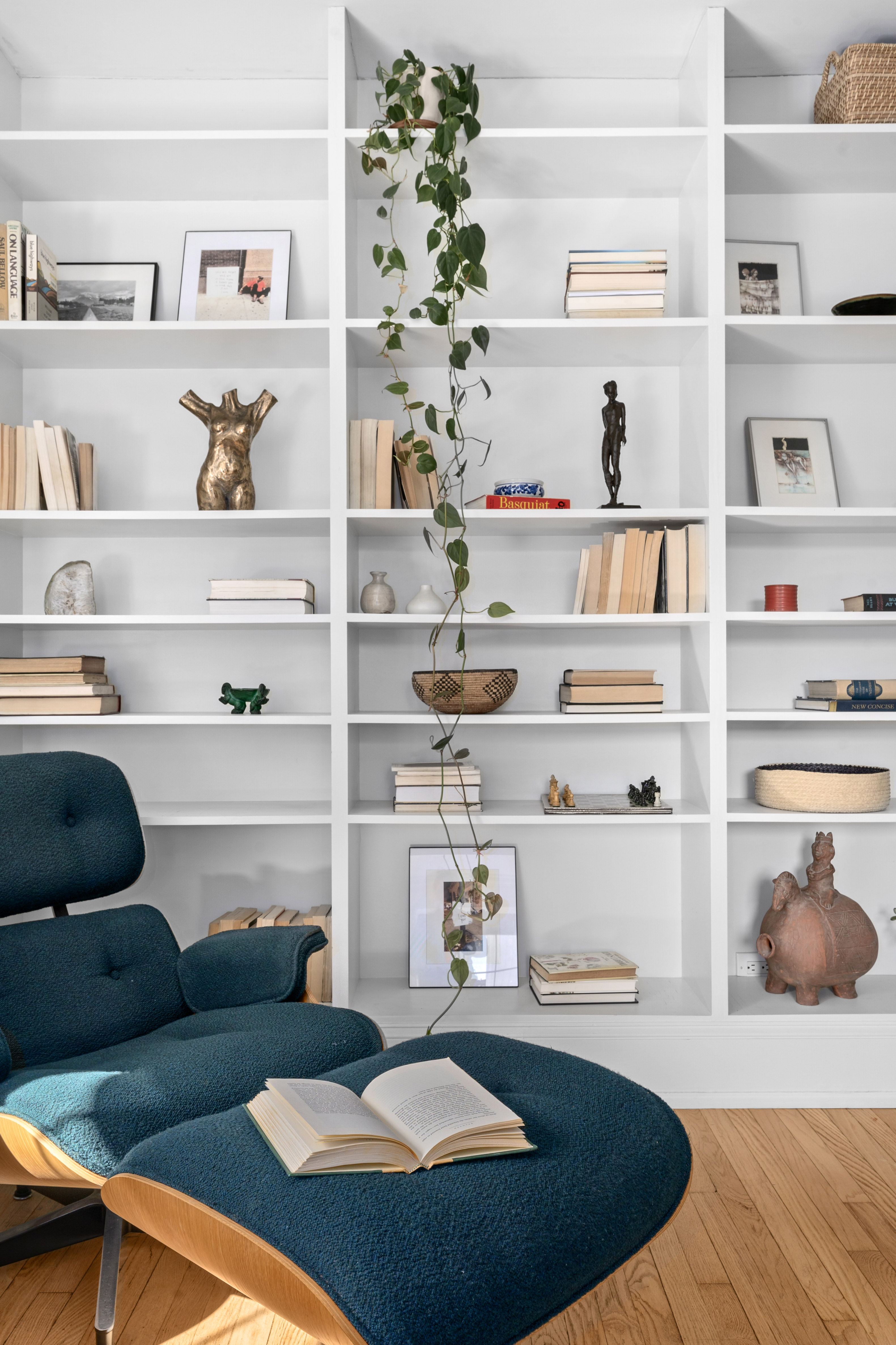 200 East 16th Street, Unit 5D Manhattan, NY 10003 - Photo 3 of 7 a living room with a book shelf