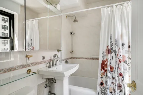 $995,000 | 357 East 57th Street, Unit 5D | Sutton Place