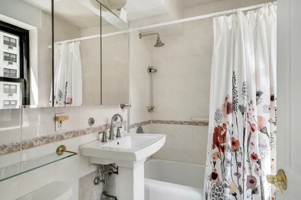 $995,000 | 357 East 57th Street, Unit 5D | Sutton Place
