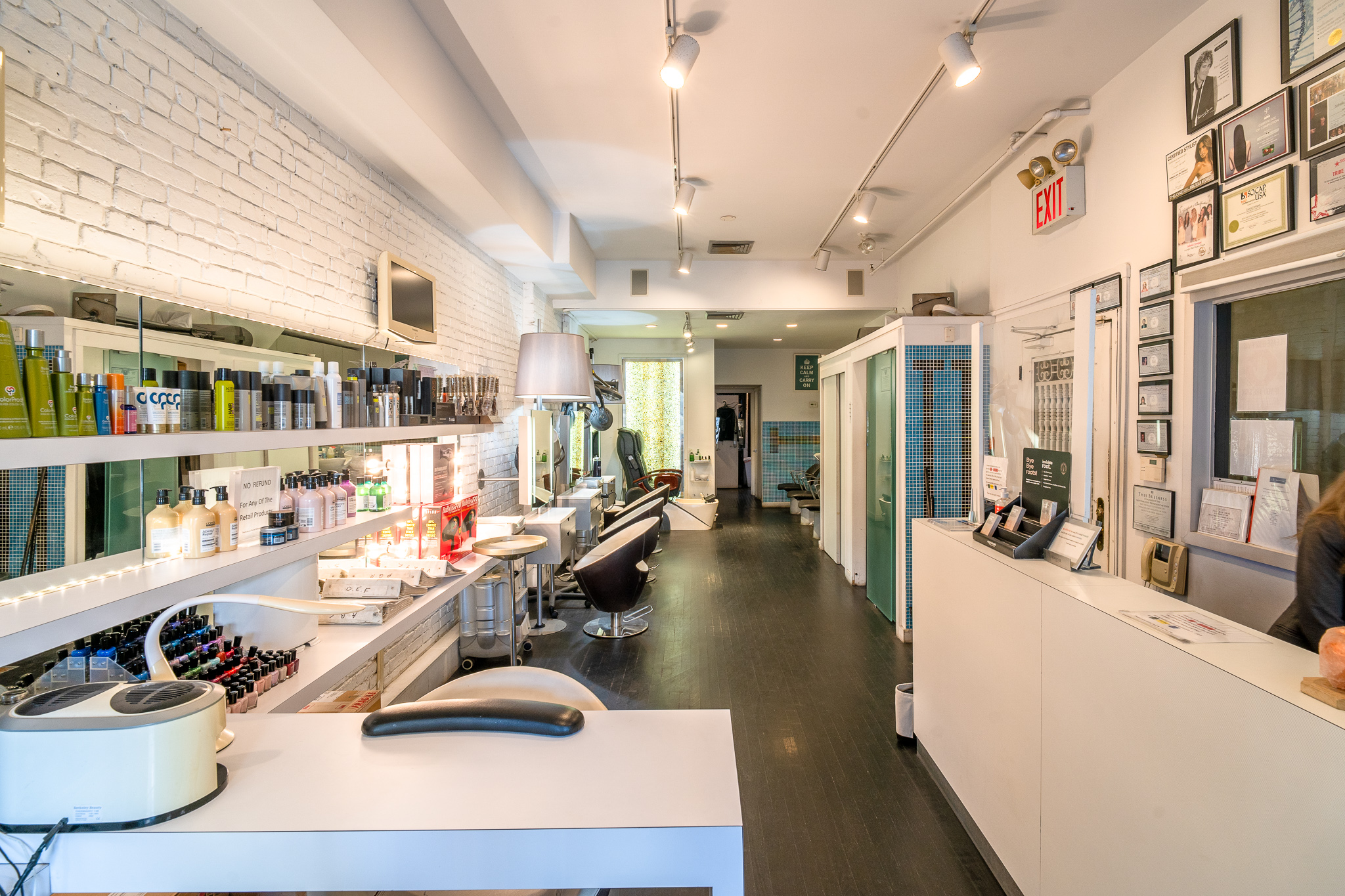 843 Lexington Avenue, Unit 2 Manhattan, NY 10065 - Photo 2 of 6 a room with lots of gym equipment