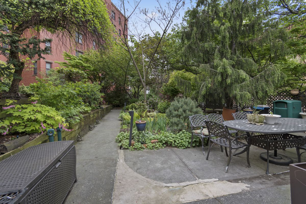 75 Poplar Street, Unit 2J Brooklyn, NY 11201 - Photo 12 of 14 a view of a backyard with sitting area